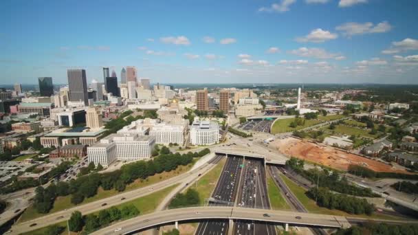 Atlanta Aerial V367 Tiefflieger Über Dem Autobahnkreuz Innenstadt Sonniges Stadtbild — Stockvideo