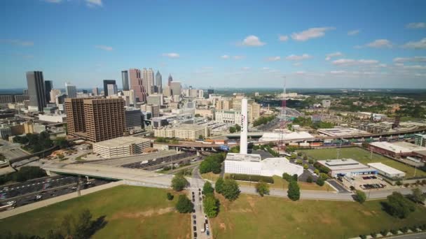 Atlanta Aerial V368 Létání Nízko Kolem Hlavní Brány Oblasti Slunné — Stock video