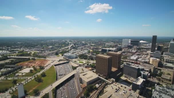 Atlanta Aerial V369 Létání Nízko Kolem Hlavní Brány Oblasti Slunné — Stock video