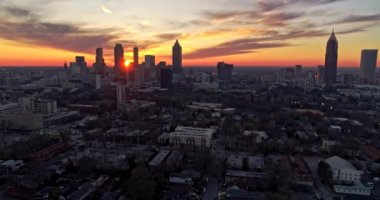 Atlanta Havayolları V374 Şehir merkezinde günbatımı manzarası üzerinde uçuyor - Ocak 2018