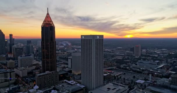 Atlanta Aerial V377 Panning Rond Het Centrum Plaza Gebouw Detail — Stockvideo