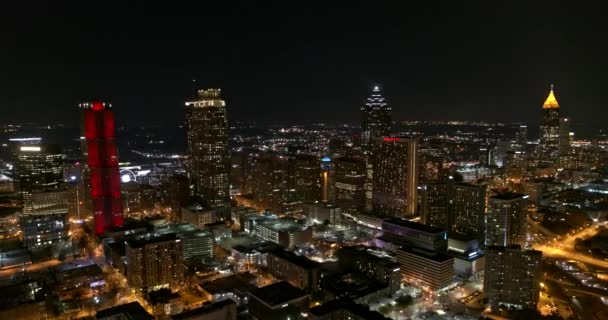 Atlanta Aerial V389 Panoramisch Laag Uitzicht Nacht Van Het Centrum — Stockvideo