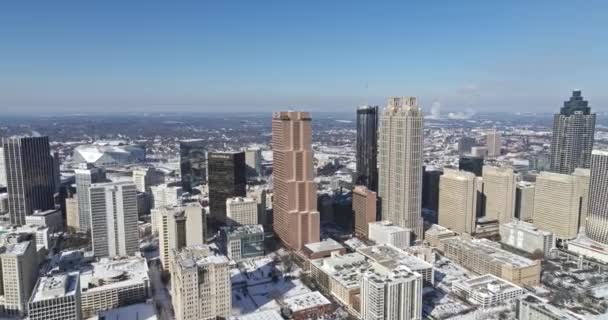 Atlanta Aerial V399 Panning High Downtown Skyscrapers Snow View Leden — Stock video