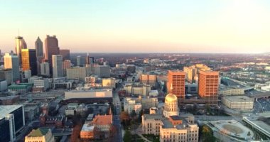Atlanta Havalimanı v423 Capitol etrafında geriye doğru dönüyor, günbatımı görünümü - Mart 2018