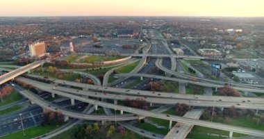 Atlanta Havalimanı v424 Günbatımı görüşü ile otoyolun üzerinde geriye doğru dönüyor - Mart 2018