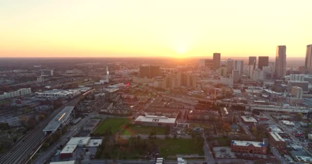 Atlanta Aerial V427 Létání Pozpátku Nad Sweet Auburn Cityscape Výhledem — Stock video