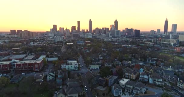 Atlanta Aerial V429 Schwenken Viertel Mit Innenstadtbild Hintergrund März 2018 — Stockvideo