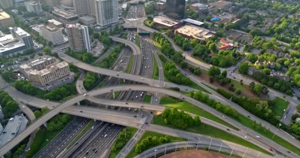 Atlanta Aerial V447 Vista Panorámica Detallada Autopista Del Centro Atardecer — Vídeos de Stock