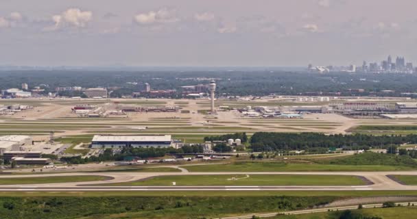Atlanta Aerial V449 Panoramablick Auf Den Flughafen Mit Start Juni — Stockvideo