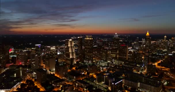 Atlanta Aerial V456 Crossing Downtown Freeway Traffic Detail Schemering Juni — Stockvideo