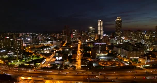 Atlanta Aerial V458 Létání Pozpátku Centra Městskou Krajinou Pohled Dálnice — Stock video