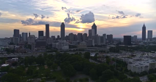 Atlanta Aerial V459 Při Západu Slunce Letí Nízko Nad Centrem — Stock video