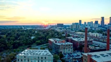 Atlanta Havalimanı v482 Hiperlapse, gün batımına doğru konut ve demiryolu üzerinden geçiyor - Ekim 2018