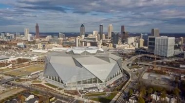 Atlanta Havalimanı v486 hiperlapse Mercedes-Benz Stadyumu etrafında dönüyor ve bulutlarla şehir merkezine doğru uçuyor - Aralık 2018