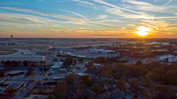 Atlanta Aerial V491 Hyperlapse Flight Path Airport Runway Planes Sunset — стокове відео