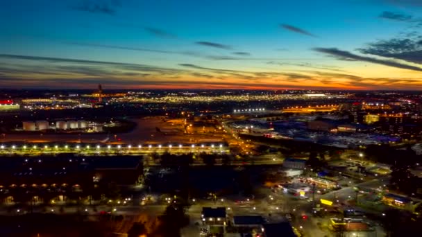 アトランタ航空V492航空機や車の交通と空港の夜のハイパーラプスへの日没 12月2018 — ストック動画