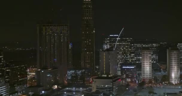 Atlanta Aerial V498 Kurze Leicht Ansteigende Schwenkbare Nachtaufnahme Der Innenstadt — Stockvideo