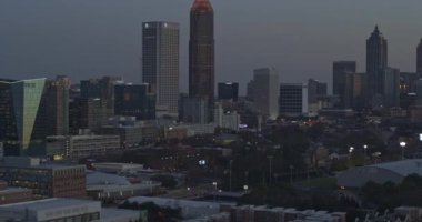 Atlanta Havacılık v506 Gün batımında şehir merkezinde gezici panoramik - Ocak 2019