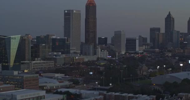 Atlanta Aerial V506 Traveling Panoramic Downtown City Dusk January 2019 — стоковое видео