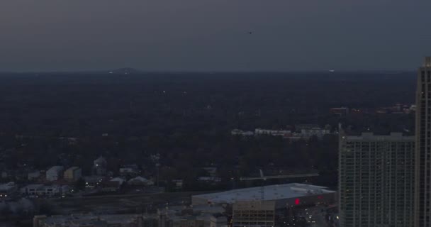 Atlanta Aerial V509 Panning Rond Atlantic Station Buurt Schemering Januari — Stockvideo