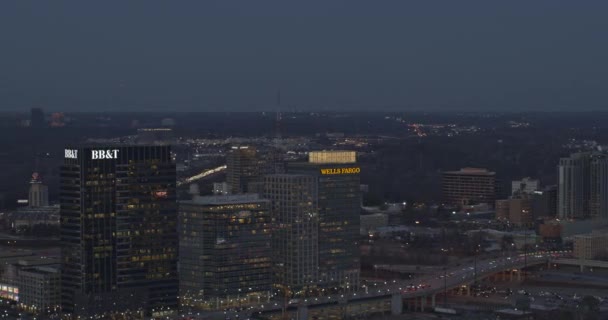 Atlanta Aerial V510 Panning Rond Skyline Atlantic Station Bij Schemering — Stockvideo