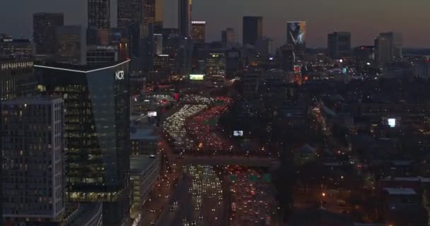 Atlanta Aerial V513 Stadtbild Mit Niedrigem Bis Hohem Autobahnverkehr Auf — Stockvideo