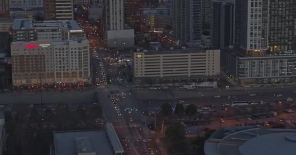 亚特兰大航空511号航班从高空到高空俯瞰市中心和市中心的高速公路交通 黄昏时分 2019年1月 — 图库视频影像