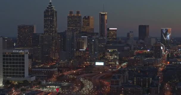 Atlanta Aerial V514 Pittoresco Crepuscolo Illuminazione Notturna Sul Paesaggio Urbano — Video Stock