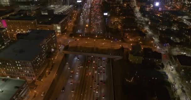 アトランタ航空V521高速道路の交通とダウンタウンのスカイラインの街並みと低から高パノラマ夜 1月2019 — ストック動画