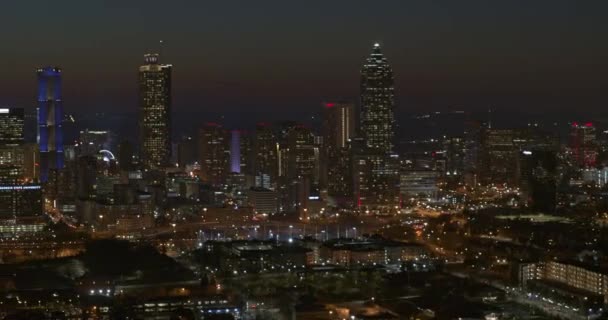 アトランタ航空V552西を見る北から南への夜間のパンでダウンタウンの街並み 2月2019 — ストック動画