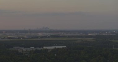 Atlanta Havalimanı - 527 Havalimanı şehir manzarası gün batımında pist boyunca pist uzunluğunda, uçaklar havalanırken - Temmuz 2019