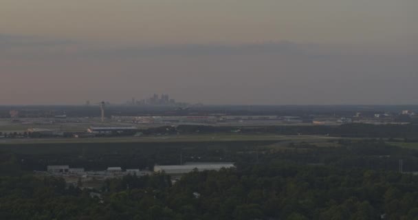 Atlanta Aerial V527 Aeropuerto Paisaje Urbano Atardecer Panorámica Longitud Las — Vídeos de Stock