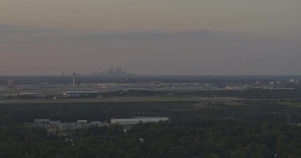 Atlanta Aerial V527 Flygplats Stadsbild Vid Solnedgången Panorering Längd Banor — Stockvideo