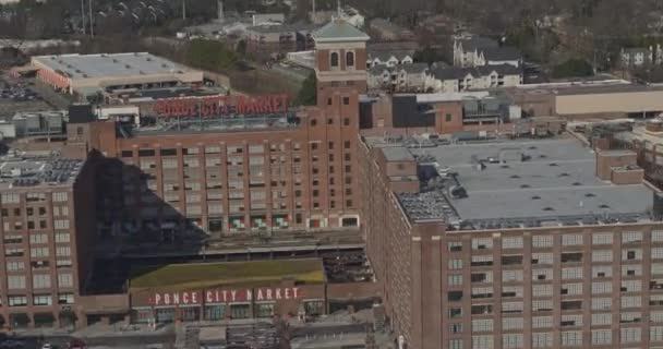 Atlanta Aerial V526 Panning Birdseye Ponce City Market People Février — Video