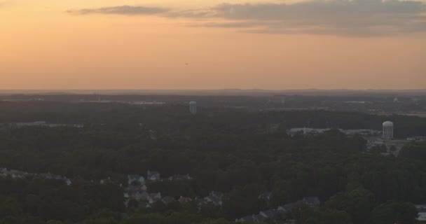 Atlanta Aerial V528 Panning Kierunku Lotniska Zachodzie Słońca Otaczającym Krajobrazem — Wideo stockowe