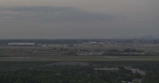 アトランタ航空V530飛行機が到着する夕暮れ時の空港のパノラマビュー 7月2019 — ストック動画