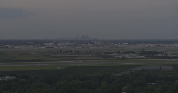 Atlanta Aerial V531 Panoramic View Busy Airport Cityscape Dusk July — 비디오