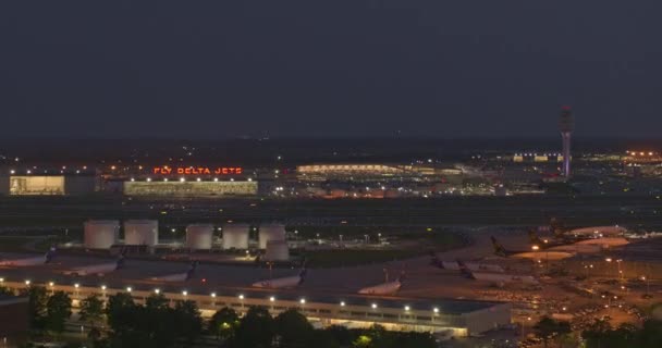 Atlanta Aerial V532 Latające Równolegle Widokiem Terminal Delta Pasy Startowe — Wideo stockowe