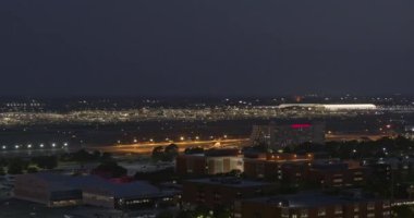 Atlanta Havalimanı v533 Delta Havayolları deposunun panoramik görüntüsü, hangarlar, terminaller artı alacakaranlıkta FedEx hangarları - Temmuz 2019