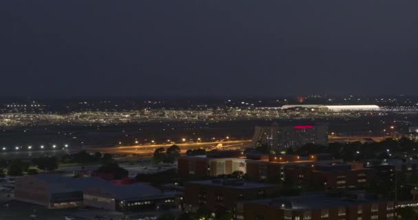 アトランタ航空V533デルタ航空の倉庫 格納庫 ターミナル 夕暮れ時のフェデックス格納庫のパノラマビュー 7月2019 — ストック動画