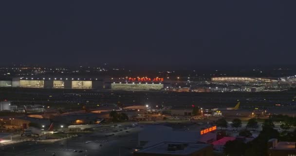 Atlanta Aerial V534 Snabb Panoramautsikt Över Flygplatsen Skymningen Natt Med — Stockvideo