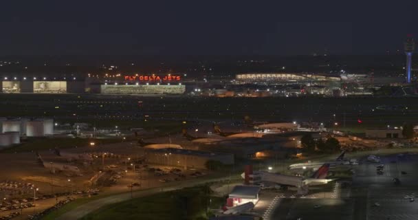 Atlanta Aerial V535 Flying Slow Low Overtop Delta Hangars Airport — Stok Video