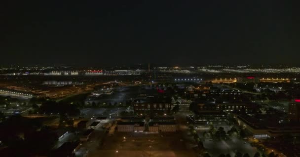 Atlanta Aerial V536 Niski Wysokiego Odlatujący Nocnego Ruchliwego Lotniskowego Krajobrazu — Wideo stockowe