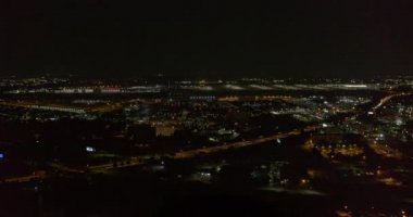 Atlanta Havalimanı v537 yüksekten alta, gece havaalanı şehir merkezine doğru uçuyor - Temmuz 2019