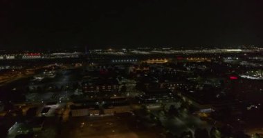 Atlanta Havalimanı v538 Panning havaalanı gece manzaralı uçak ve araba trafiği - Temmuz 2019