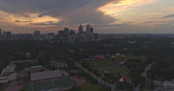 Atlanta Aerial V539 Vista Panorámica Globos Aire Caliente Centro Ciudad — Vídeos de Stock