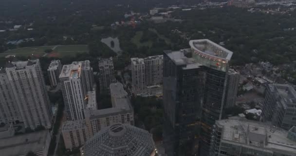 Atlanta Aerial V543 Midtown Cityscape Birdseye Vliegt Schemering Naar Hete — Stockvideo