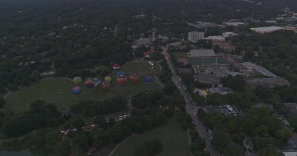 アトランタ航空V544夕暮れ時 8月2019で熱気球とピエモンテ公園の垂直方向の景色に鳥の目を旅 — ストック動画