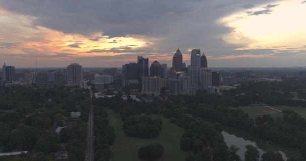 Atlanta Aerial V542 Tramonto Sullo Skyline Midtown Crepuscolo Vola Attraverso — Video Stock