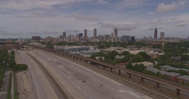 Atlanta Aerial V548 Panning Torno Complexos Ferroviários Residenciais Elevados Agosto — Vídeo de Stock